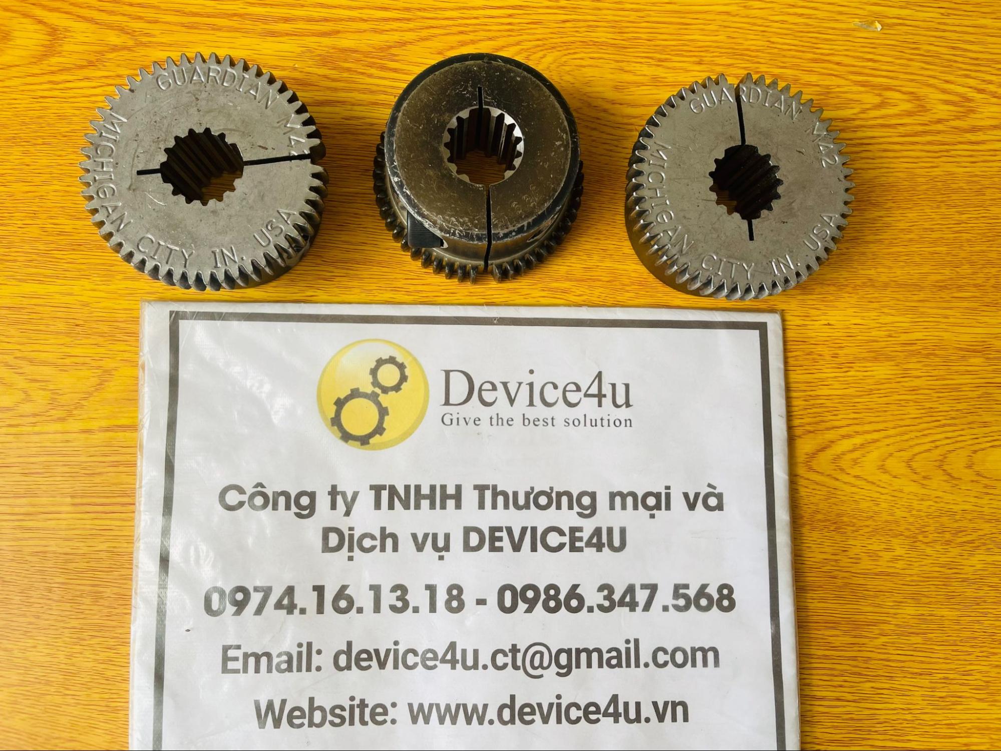 Bánh răng nhựa xe nâng người hoạt động theo cơ chế biến đổi từ chuyển đổi quay của động cơ thành chuyển động tịnh tiến của bánh xe hoặc nâng lên hạ xuống của cần nâng